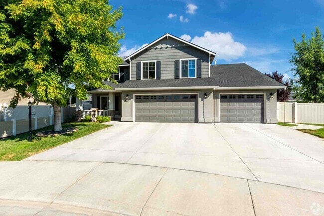 Building Photo - Beautiful 6 bed 2.5 bath home located in t...