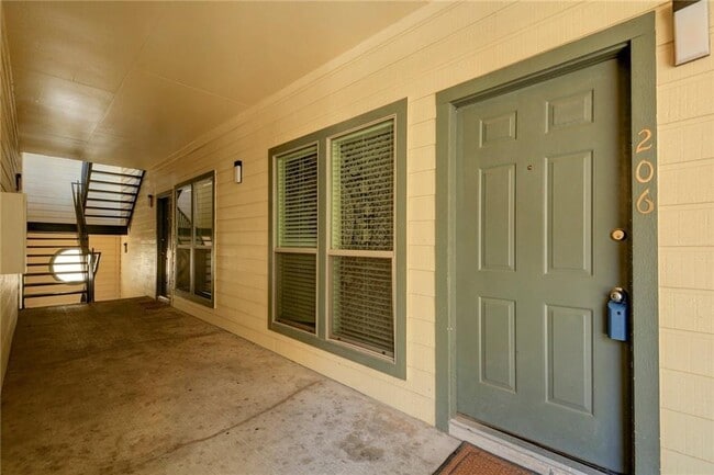 Photo - 914 W 26th St Unit 206