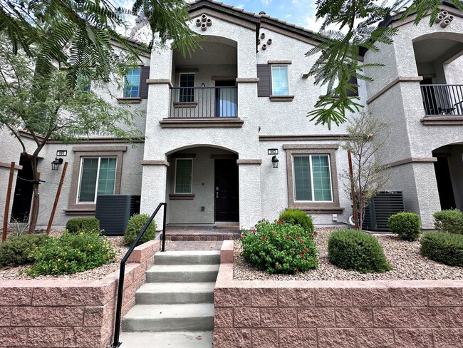 Building Photo - 3 BEDROOM TOWNHOME IN GATED COMMUNITY