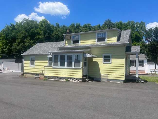 Building Photo - 1402 Waterbury Rd Rental