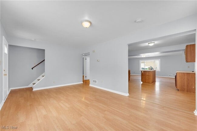 Photo - 369 E 232nd St