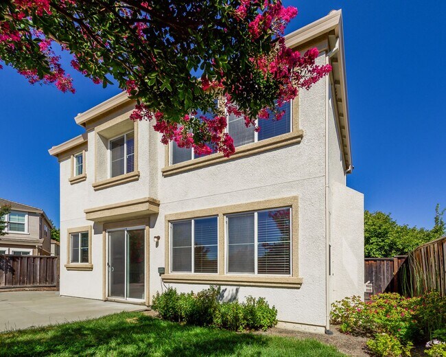 Building Photo - Beautiful 3 Bed/2.5 Bath 2- Story Home