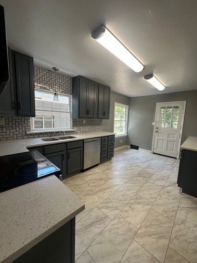 Photo - 623 W Broadmoor St