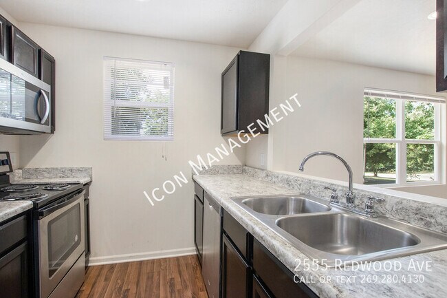 2555 Redwood Ave