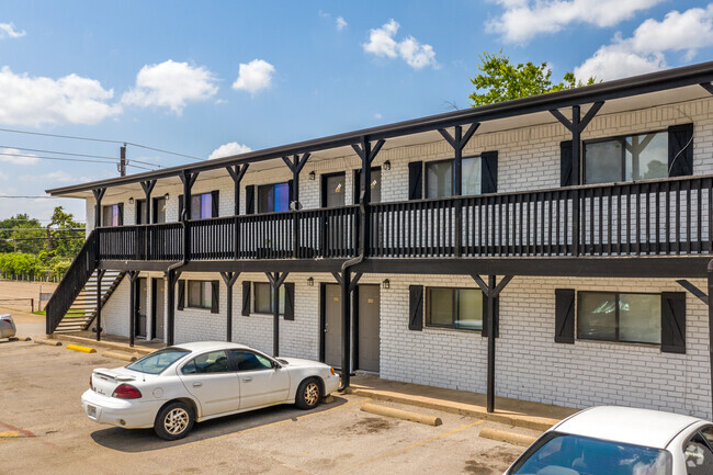 Building Photo - Oak Street Flats: Leasing Specials! Ranch ... Rental