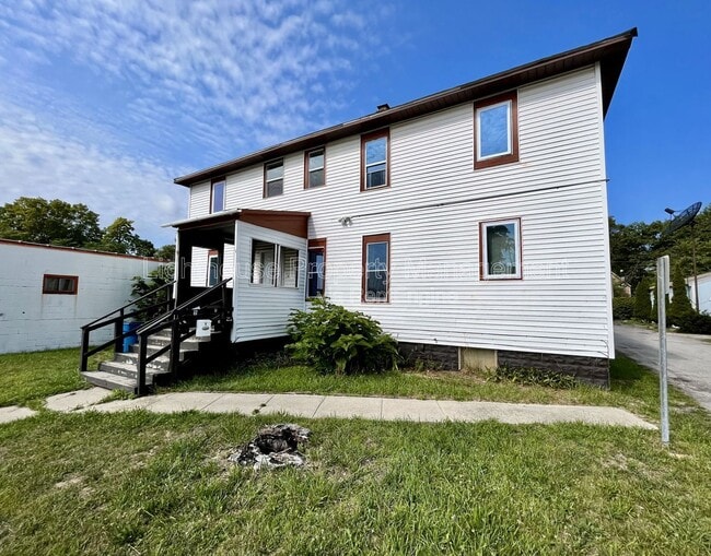 Building Photo - 2825 Sanford St Unit 2