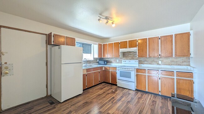 Photo - 46909 Yale Rd Unit B