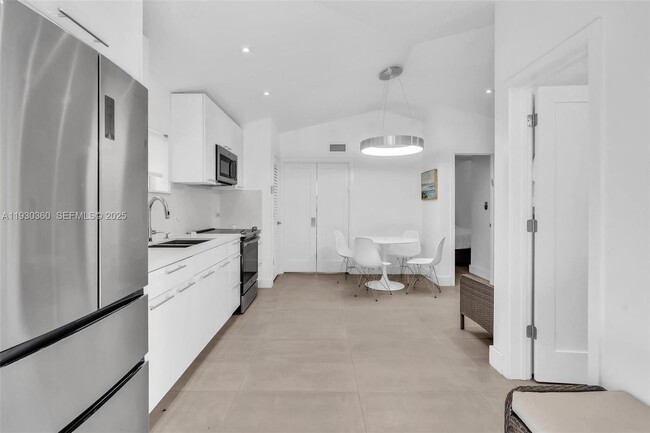 Photo - 836 W 40th St Unit 3