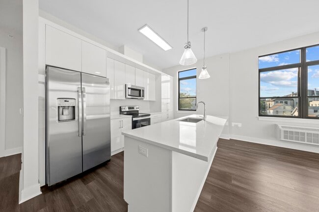 Building Photo - 121 34th St Unit 516