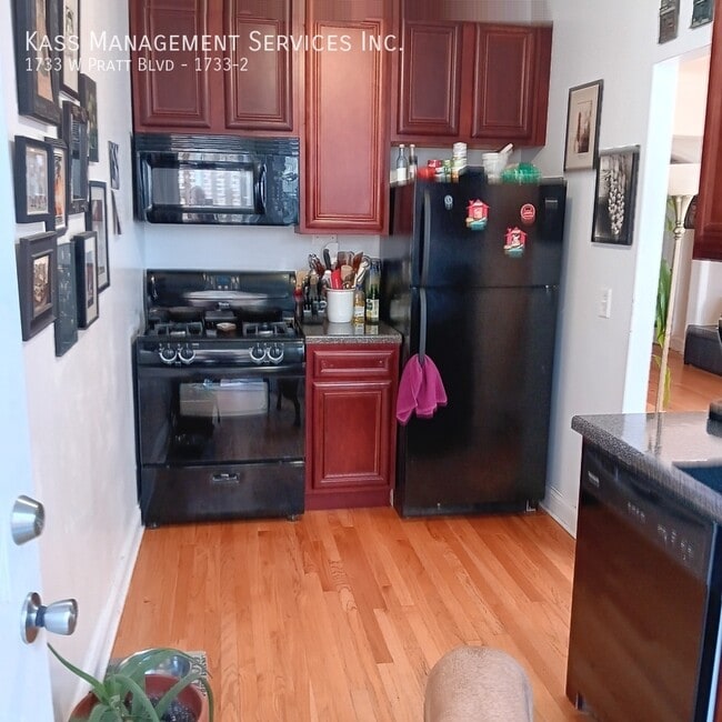 Building Photo - 1733 W Pratt Blvd Unit 1733-2