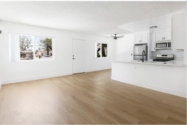 Photo - 13922 Sayre St Unidad 6A