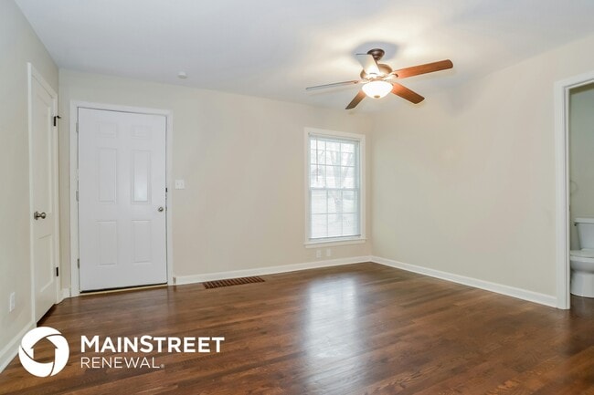 Photo - 907 E 78th St