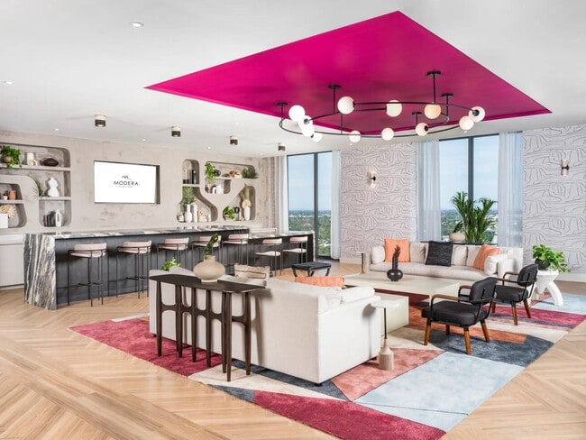 Relájese en nuestro salón y terraza en la azotea con impresionantes vistas del centro de San Petersburgo y la bahía de Tampa. - Modera St. Petersburg