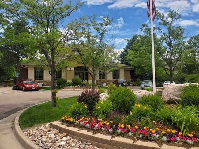 Photo - Updated 3 bedroom townhome with easy access to Powers Corridor!