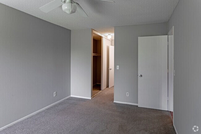 2BR, 2BA - 1,100SF - Primary Bedorom