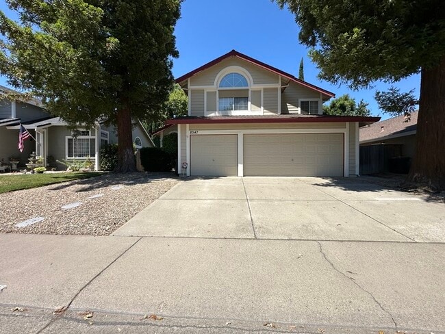 Building Photo - Beautiful 5 bedroom 3 bath home located in Antelope!