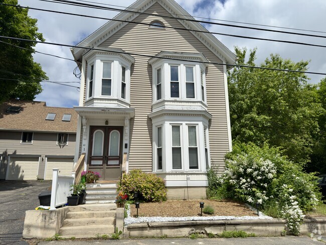 Building Photo - 41 Pleasant St Unit 1 Rental