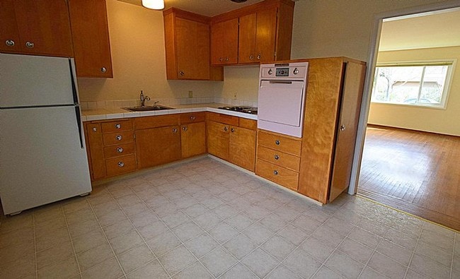 Photo - NEW LISTING! Walk 1 Block To Downtown! LG. 1 BR/1BA, Hdwd Flrs,Big Walk-In Closet!
