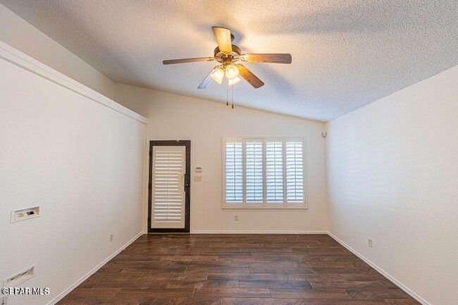 Photo - 2080 Shreya St