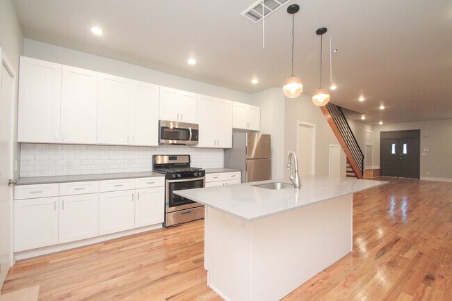 Photo - Large Point Breeze Home