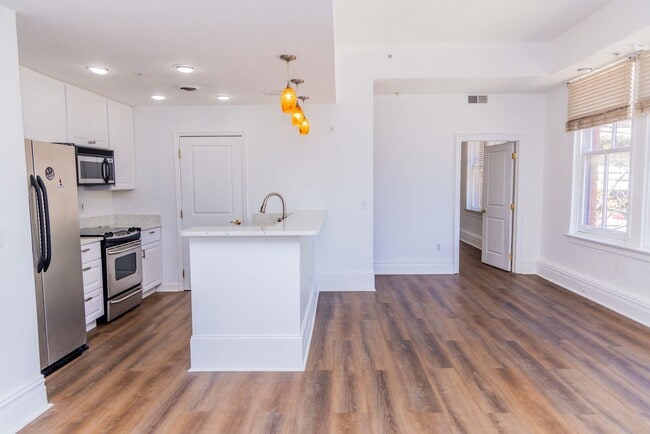 Photo - Luxury One Bedroom Unit in  Downtown Business District