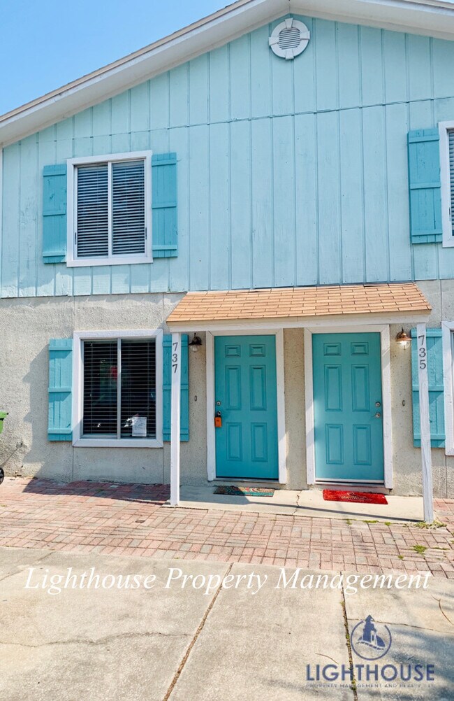 to the beach! Beautiful 2/1.5 bath... Townhome Townhome