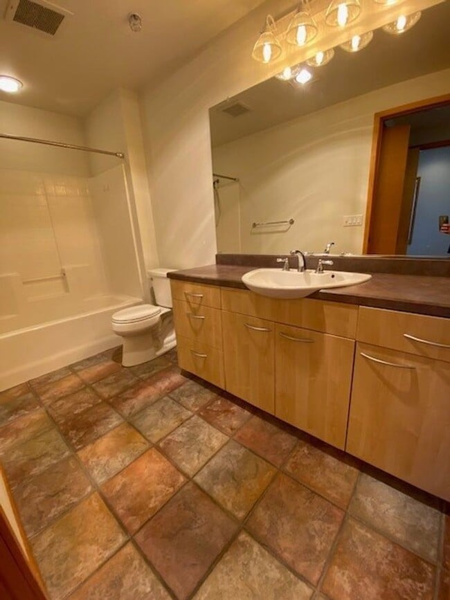 Photo - Charming 1 bdrm 1 bath Condo in Downtown Vancouver