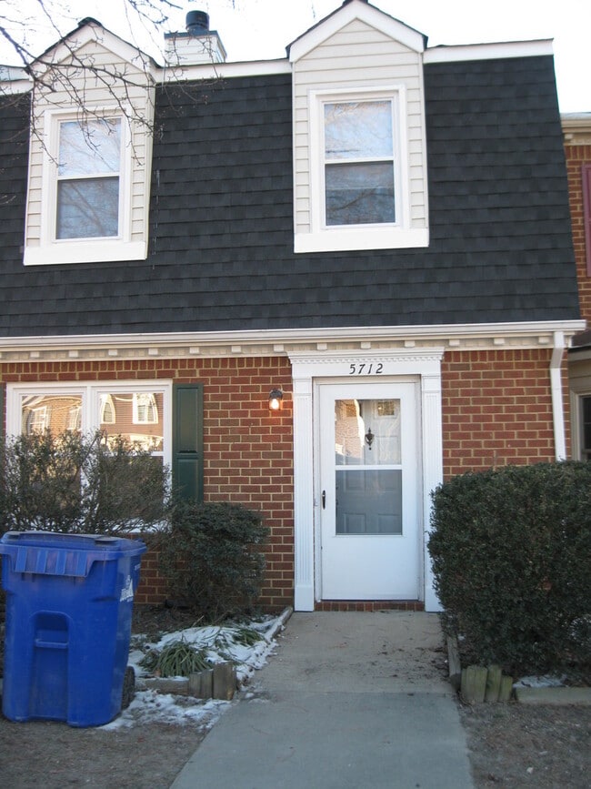 Building Photo - Lovely 3 bedroom Townhouse Available