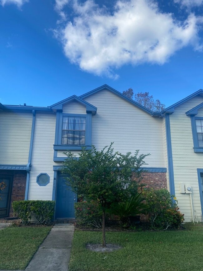 Building Photo - 3/2.5 IN BEACON HILL WITH BRICK FIREPLACE Rental