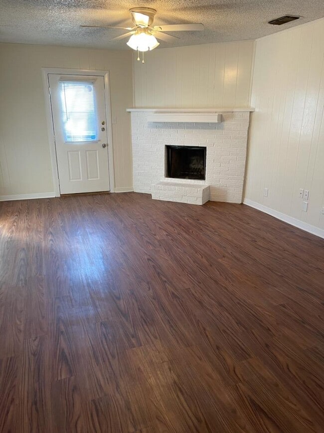 Building Photo - 4715 Diaz Ave