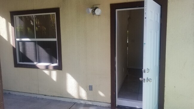 Puerta trasera - 16 Lydia Ave