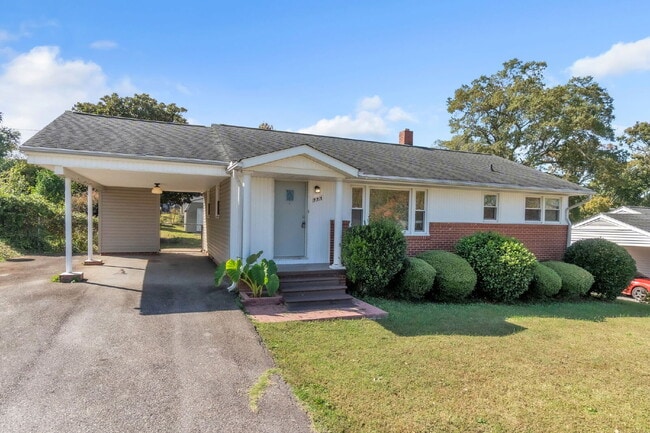 Building Photo - Stylish 3 Bedroom, 2 Bath Ranch with Brigh...