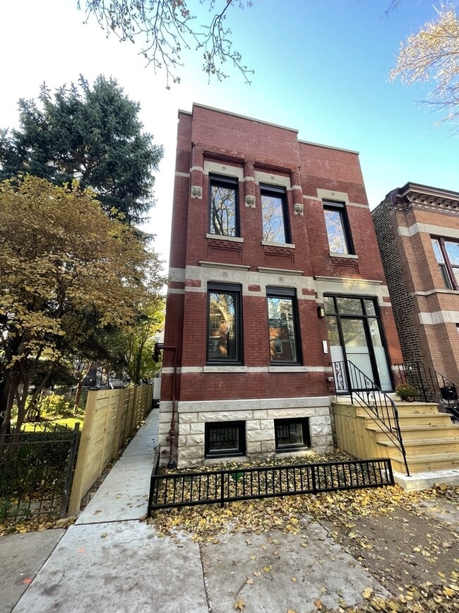 Building Photo - 822 N Winchester Ave Unit 2R
