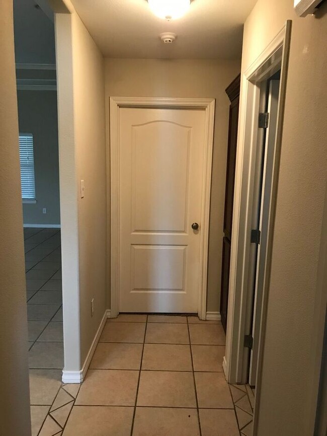 Building Photo - No Application Fees* $500 Off 1st Month Rent* Rental