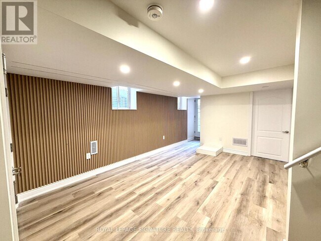 Photo - 362 Landsborough Ave