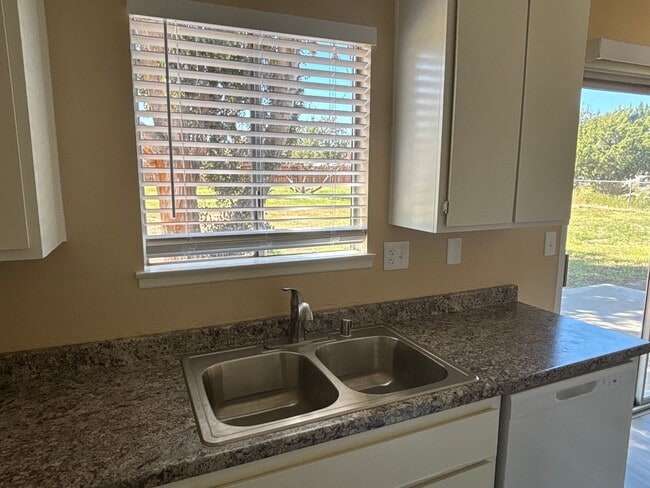 Building Photo - DESIRABLE MESA LOCATION