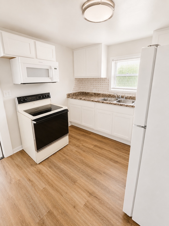 Photo - Updated West Toledo Upper unit! 2 Bedroom – Water Included! Unit Upper