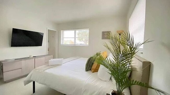 Photo - 1521 NE 51st St