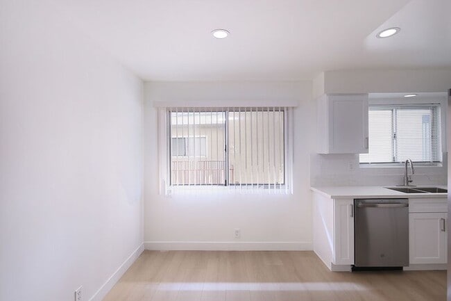 Photo - 3155 Montrose Ave