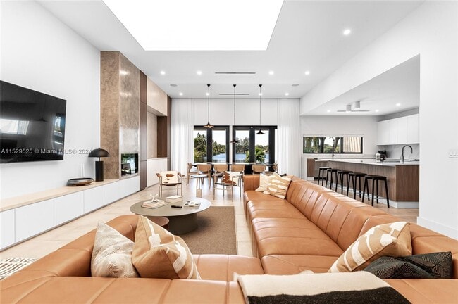 Photo - 2560 NE 199th St