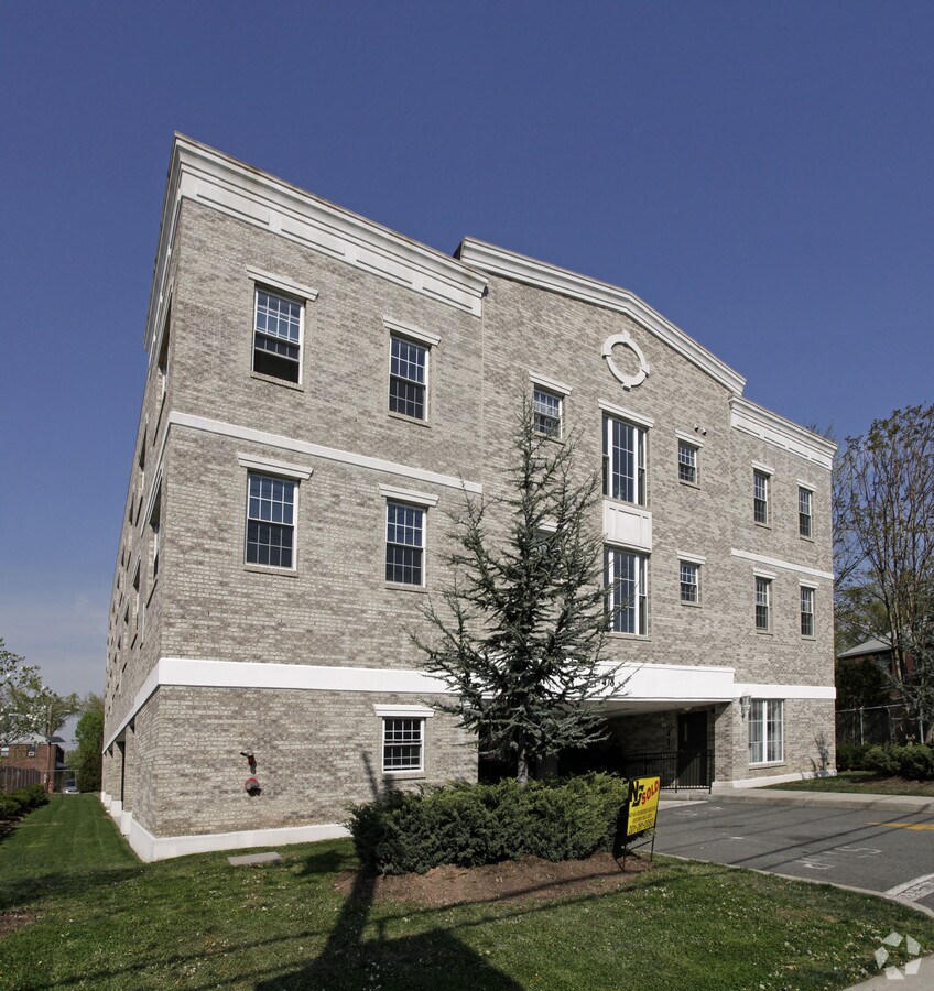 Building Photo - 478 Essex St Apartments