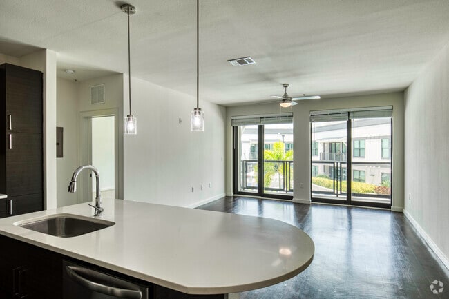 2BR, 2BA - 1322SF - 936 S Howard Ave Tampa, FL 33606-2421