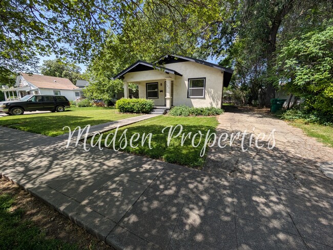 Photo - 380 E 7th St House