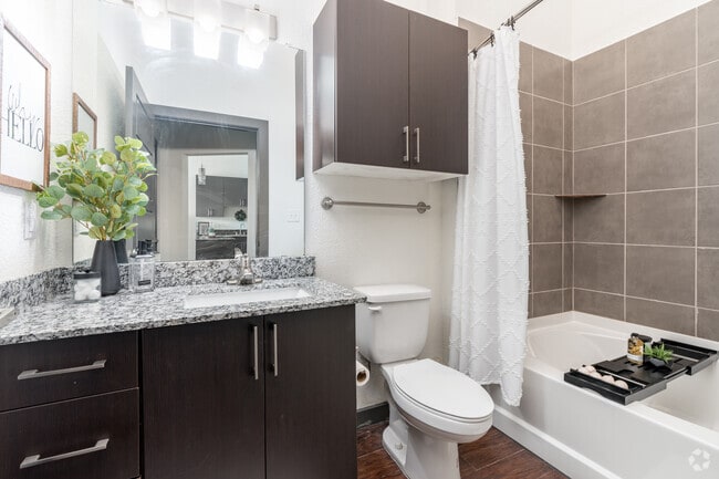 1BR, 1BA - 633SF - Bathroom