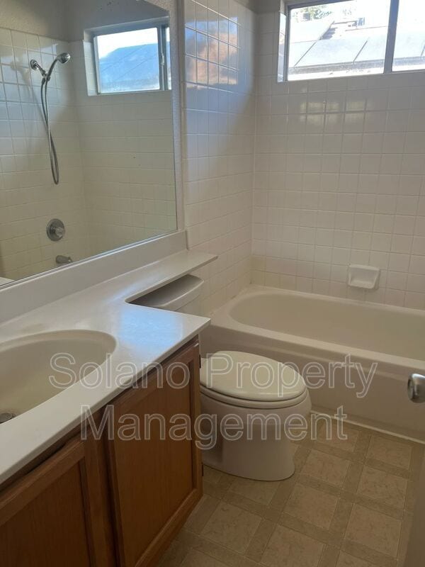 Photo - 556 Regency Cir