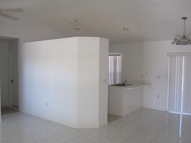 Photo - 171 Americana Blvd NE