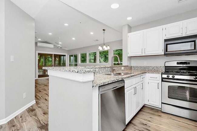 Bright 2BD/2BA Tennis Villa at Lake Norman!