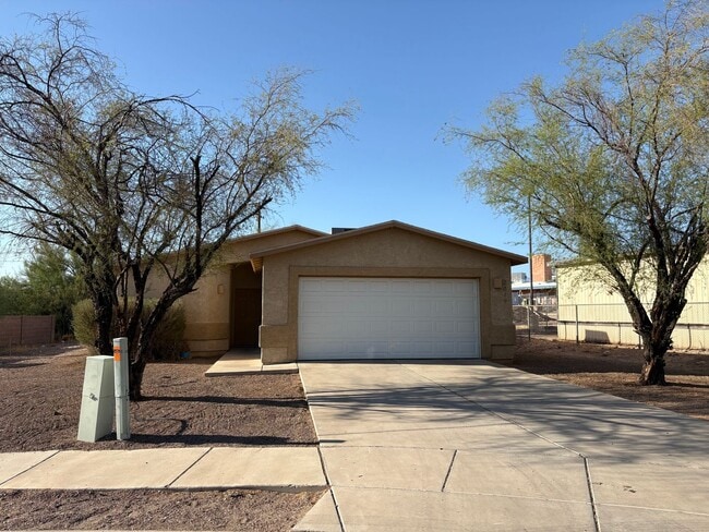 Building Photo - Beautifully Renovated 3 Bedroom Home -A/C-...