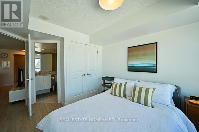 Photo - 125 Western Battery Rd Unit 913