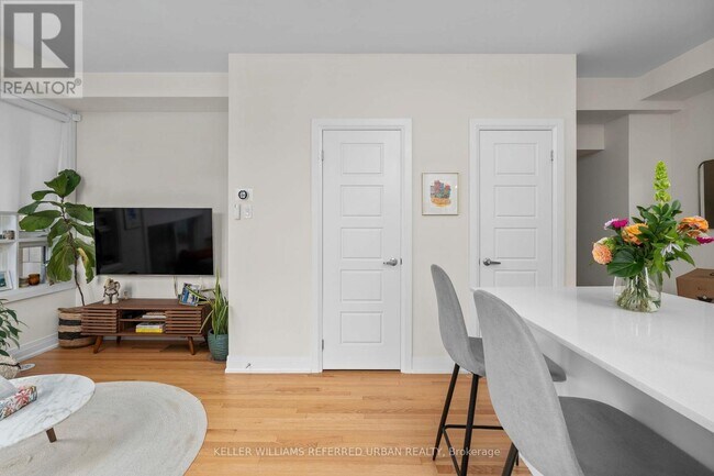 Photo - 713 Lawrence Ave W